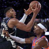Giannis Antetokounmpo (avec le ballon) a mené les Bucks de Milwaukee au succès face au Thunder de Shai Gilgeous-Alexander (à droite). KEYSTONE/AP/Ian Maule
